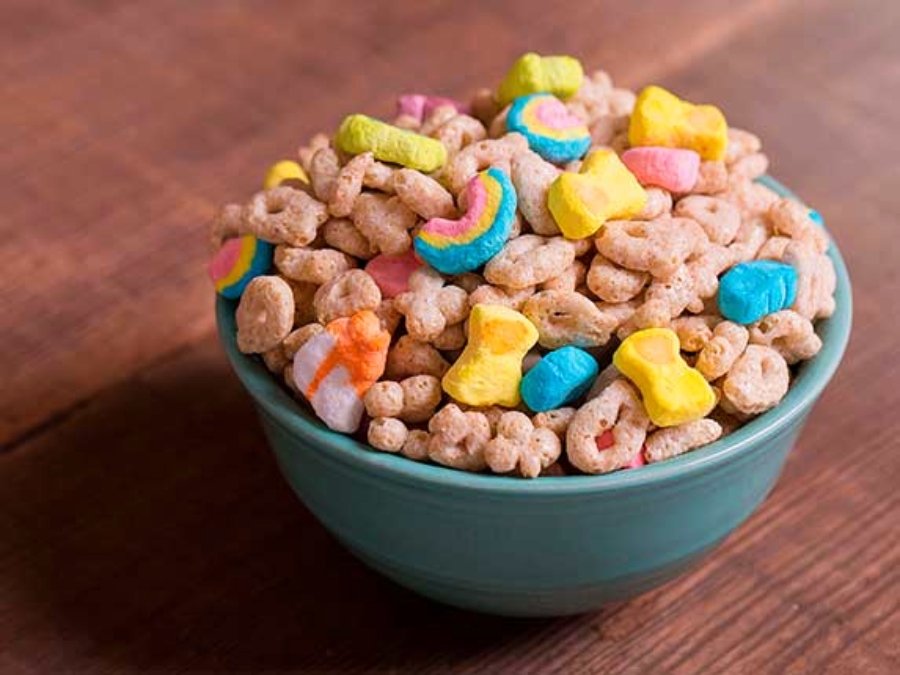 Investigan posible daño del cereal Lucky Charms en un grupo de consumidores